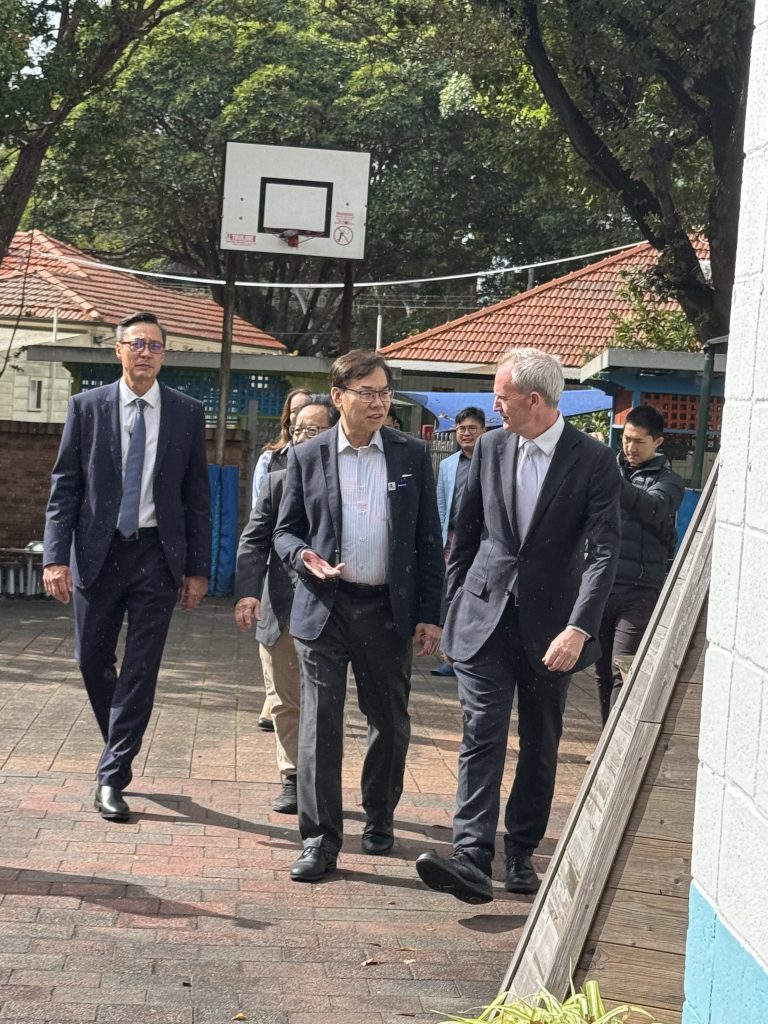 自由黨議員及候選人到訪華人服務社宣佈撥款近50萬澳元支持華人心理健康服務熱綫- 2CR澳洲中文廣播電台